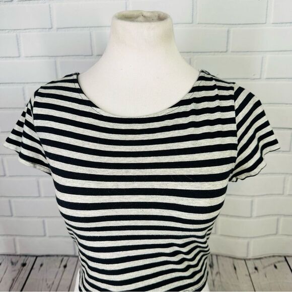 10/$25🦋 Forever 21 Gray & Black Striped Short Sleeve Crop Top - Size Large - Picture 2 of 13
